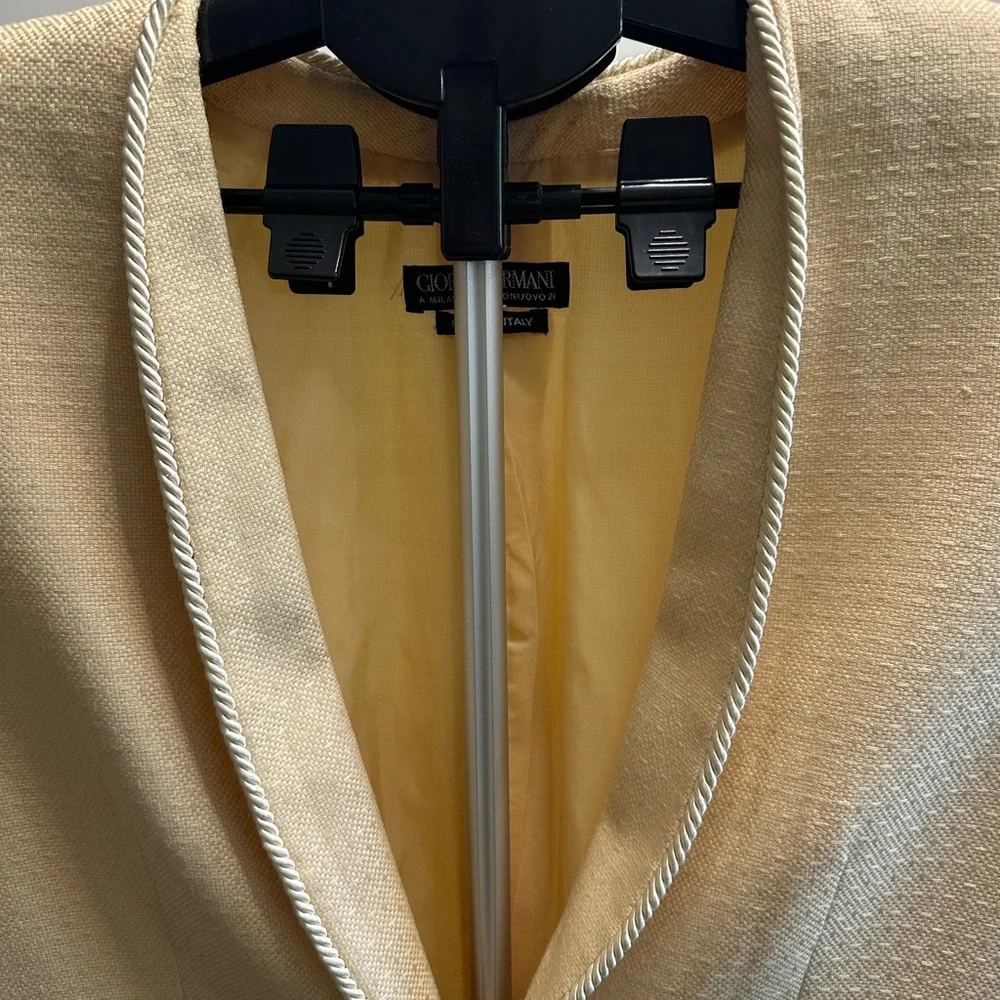 Giorgio Armani Elegant Cream Blazer - Picture 4 of 15